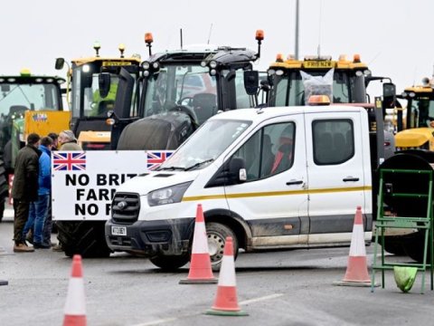 Baş nazir etirazlara görə səfərini dayandırdı
