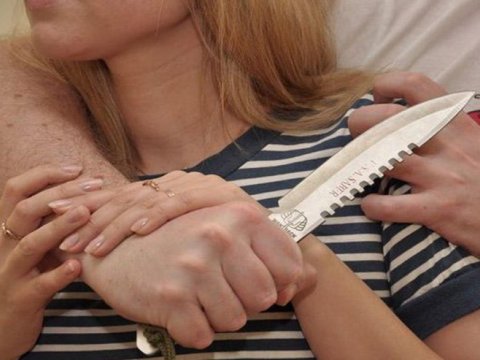 Göygöldə dəhşət: Ər arvadının qulağını kəsmək istədi