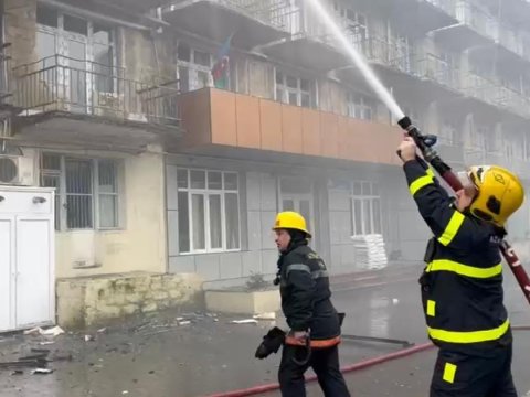 Bakıda&nbsp;beşmərtəbəli binada yanğın: sakinlər təxliyə edildi - YENİLƏNİB