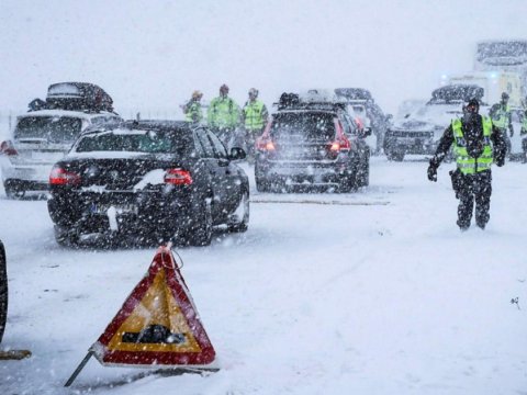 100-dən çox avtomobil toqquşdu