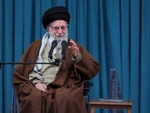 Xamenei təbrizlilərlə görüşür