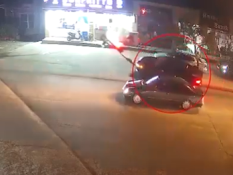 Qəza zamanı işıqfor yararsız hala düşdü&nbsp;- VİDEO