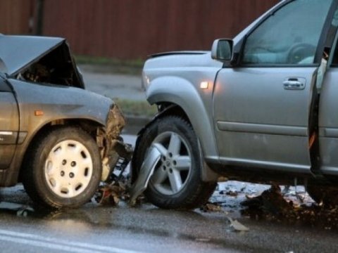 Sabunçuda 2 maşın toqquşdu - Yaralananlar var