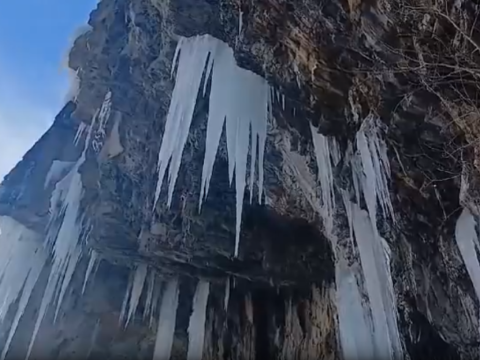 Azərbaycanda şəlalə donub