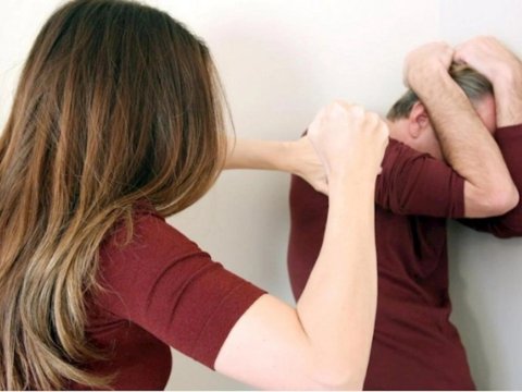 Qayınana kürəkənini DÖYDÜ: Qəndqabı ilə alnından vurub