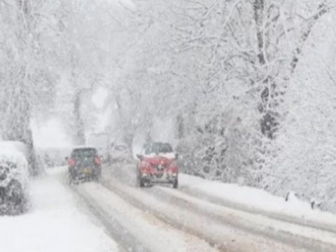 Yollar buz bağladı: iki maşın TOQQUŞDU