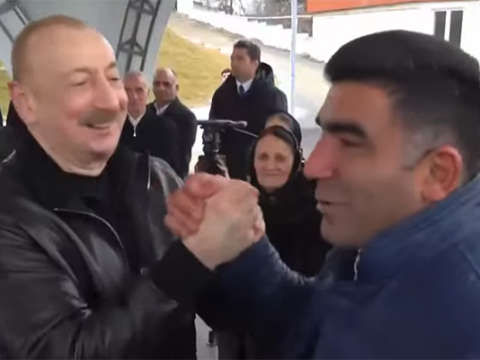 Prezidentin sakinlərlə səmimi anları: "Sənin də yumruğun yaxşıdır&rdquo; - VİDEO