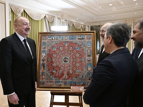 Qalibaf İlham Əliyevə hədiyə verdi - FOTO