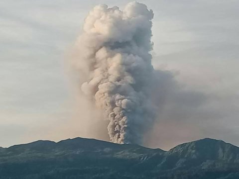 Məşhur vulkan yenidən püskürdü