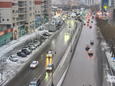 Qarlı havada Bakı yollarında vəziyyət