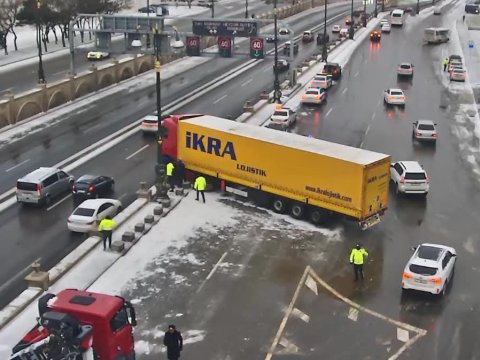 Yollar buz bağladı: Mərkəzi prospektdə QƏZA