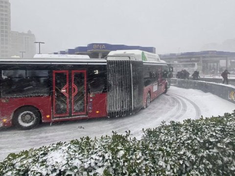 Qarlı havada avtobuslara necə qulluq edilir?