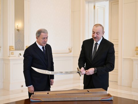 Hulusi Akar İlham Əliyevə qılınc hədiyyə ETDİ - FOTO