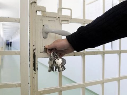 Nişanlısı məhbusa telefon gətirdi - Yaxalandı