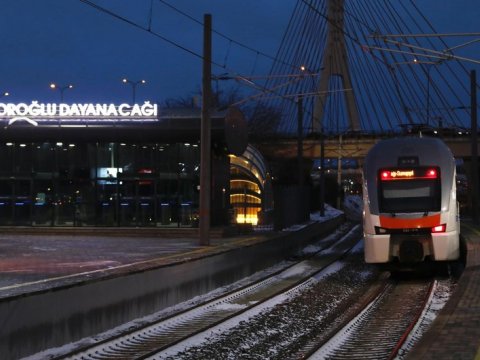 Qarlı hava olsa da, qatarlar qrafik üzrə işləyir