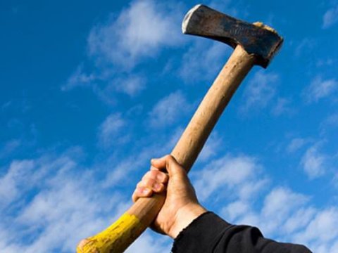 Samuxda oğul atasını BALTALADI