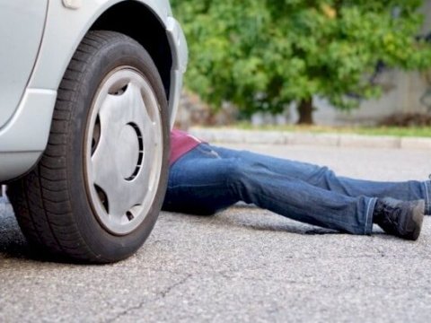 Həmkəndlisini maşınla vurub öldürdü