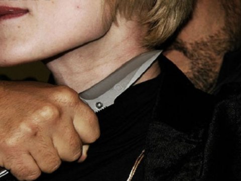 Kişi liftdə arvadını və 4 yaşlı oğlunu bıçaqladı