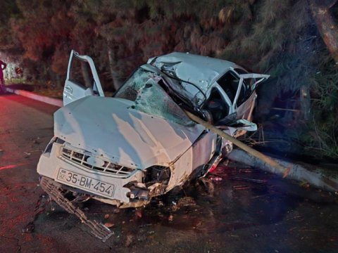 "Lada" ağaca çırpıldı: ölən var