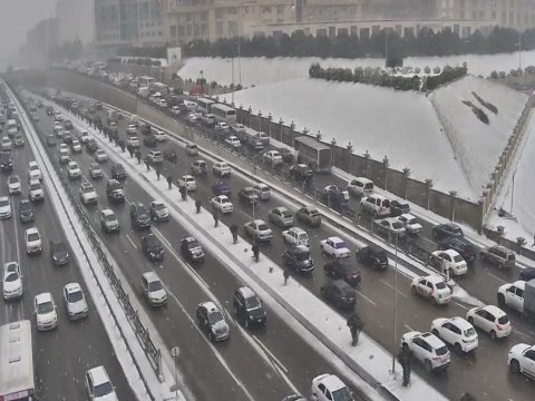 Sürüşkən yollarda baş verən QƏZALAR