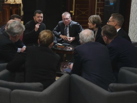 Zelenski danışır, onlar diqqətlə dinləyirlər - FOTO