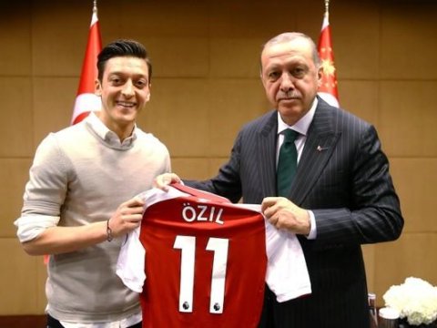 Məsut Özil Ərdoğanı geridə qoydu