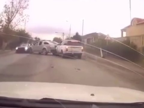 Saray qəsəbəsində bahalı maşınlar toqquşdu - ANBAAN GÖRÜNTÜLƏR