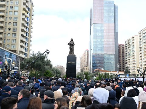 "Ana harayı" abidəsi önündə izdiham - FOTO
