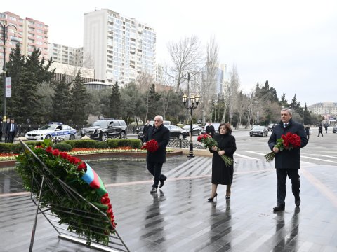 Rəsmilər "Ana harayı" abidəsini ziyarət etdilər - FOTOLAR