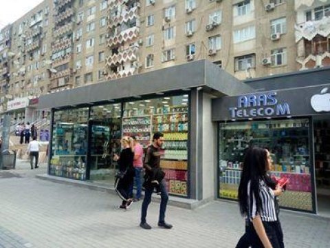 Bakıda bu küçədəki obyektlər kütləvi şəkildə bağlanır - VİDEO