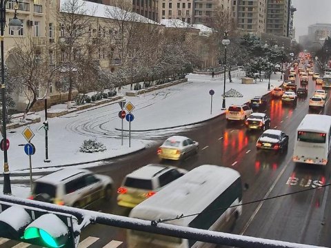 Qarlı havada yollarda tıxac var - SİYAHI