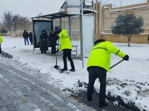 Bakı küçələri qardan təmizlənir - FOTO