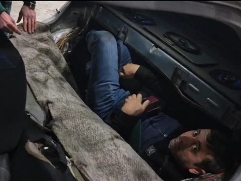 "Mercedes"də gizlənib Türkiyəyə qaçmaq istədi - FOTOLAR