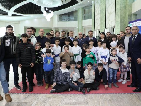 Daun sindromlu uşaqlarla görüş - FOTO