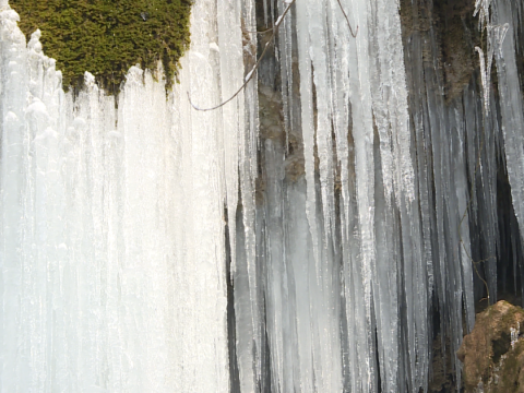 Qaxda şəlalə donub - FOTO
