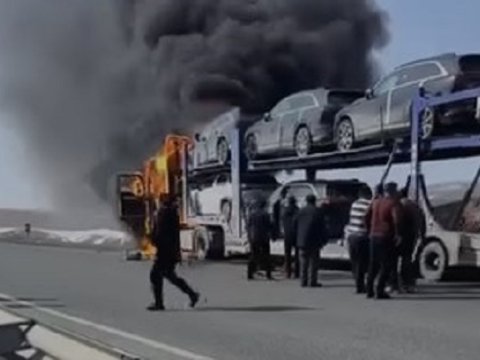 Bakı-Quba yolunda bahalı maşınlar yandı&nbsp;- ANBAAN GÖRÜNTÜLƏR