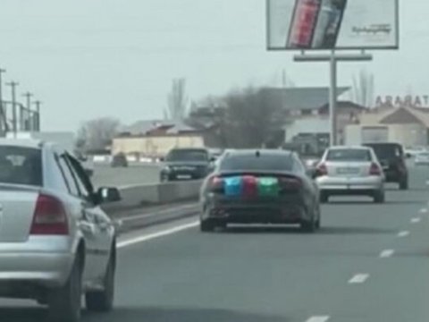 İrəvanda maşınından Azərbaycan bayrağı asdı