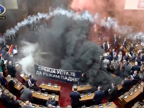 Serbiya parlamentində dava düşdü: tüstü bombaları partladıldı - VİDEO
