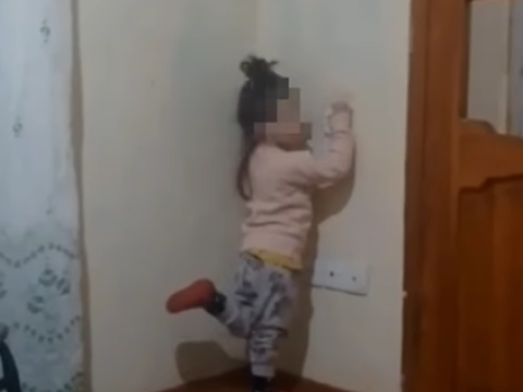 Övladına işgəncə verən ana saxlanıldı - Cinayət işi AÇILDI