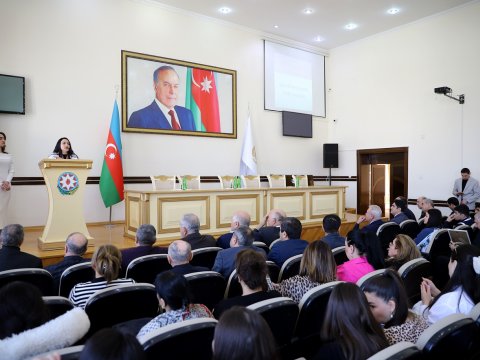 Rektor tələbələri təltif etdi - FOTO