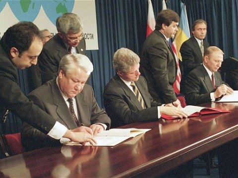 "Bir az əvvəl sizi aldatdılar" - Mitterandan Kuçmaya gecikmiş xəbərdarlıq