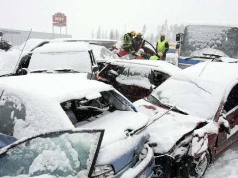 Qarlı havada 4414&nbsp;avtomobilə 3 milyon manat ziyan dəyib