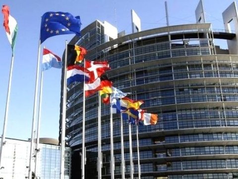 Makron Avropa generallarını bir araya toplayır