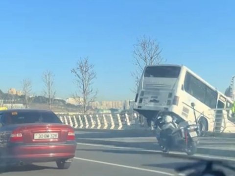 Bakıda sərnişin avtobusu&nbsp;qəzaya uğradı