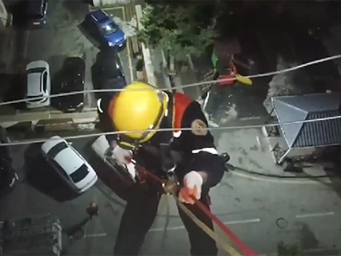 Bağlı qapı arxasında qalan yeniyetmə xilas edildi&nbsp;- Video