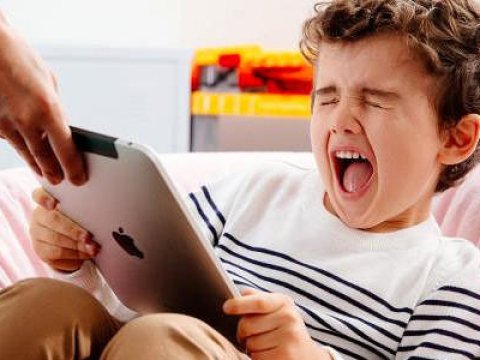 Ekran uşağınızı sizdən alır! - Bütün valideynlər bu yazını OXUSUN