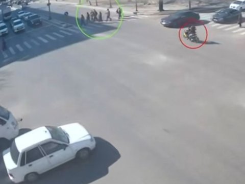 Yasamalda motosiklet avtomobilə çırpıldı