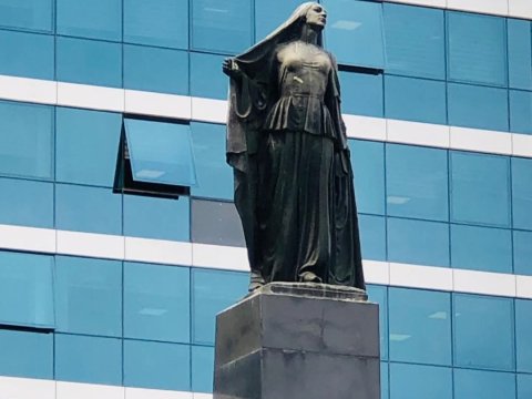 "Azad qadın heykəli"ndəki qadın KİMDİR...