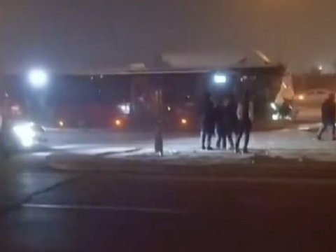 "Koroğlu"da qəza - Sərnişin avtobusu yük maşınına çırpıldı&nbsp;