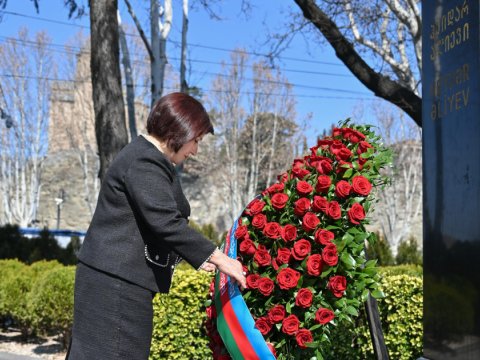 Spiker Tbilisidə Heydər Əliyevin abidəsini ziyarət edib - FOTO